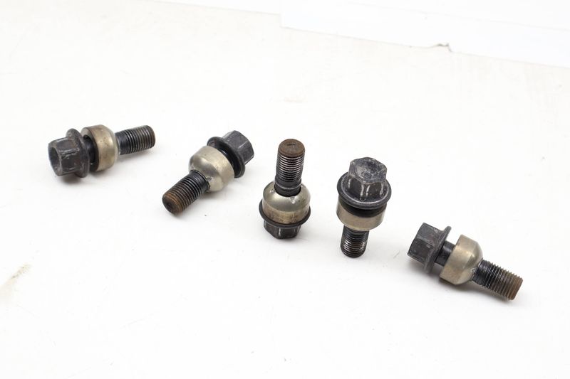 Wheel / Lug Bolt Set (5) WHT006978 — Used (SKU 730548)