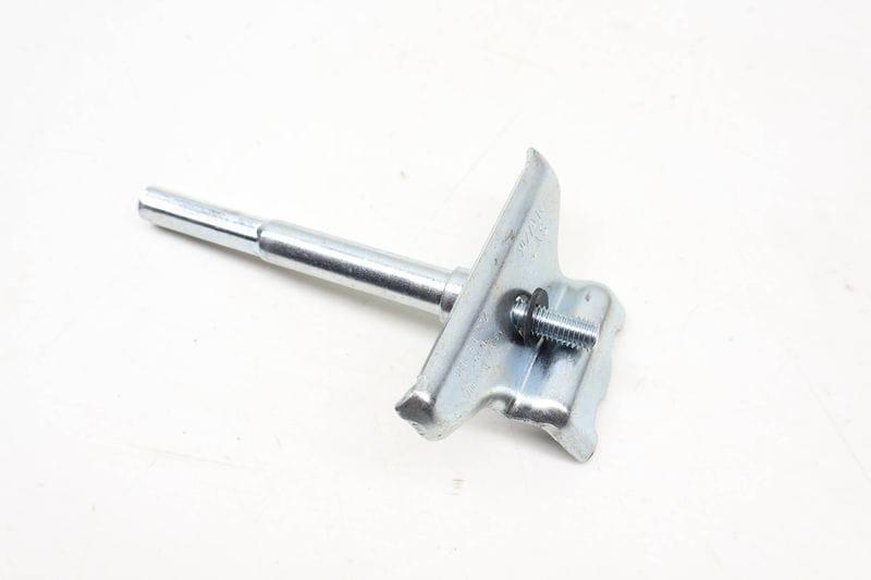 Battery Tie Down / Holder 7L0915138C — Used (SKU 714095)