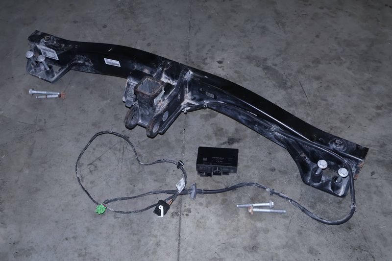 Bumper Reinforcement / Trailer Hitch Kit 7P6803881E — Used (SKU 626301)