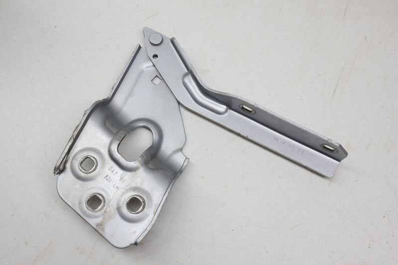 Hood Hinge 7P6823301 — Used (SKU 714281)