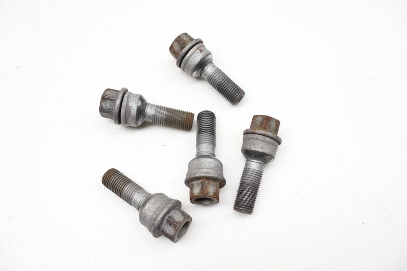 Wheel Bolt / Lug Nut Set (5) WHT001964A — Used (SKU 714235)
