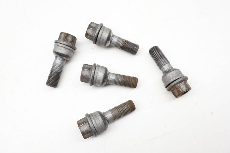 Wheel Bolt / Lug Nut Set (5) WHT001964A — Used (SKU 714237)
