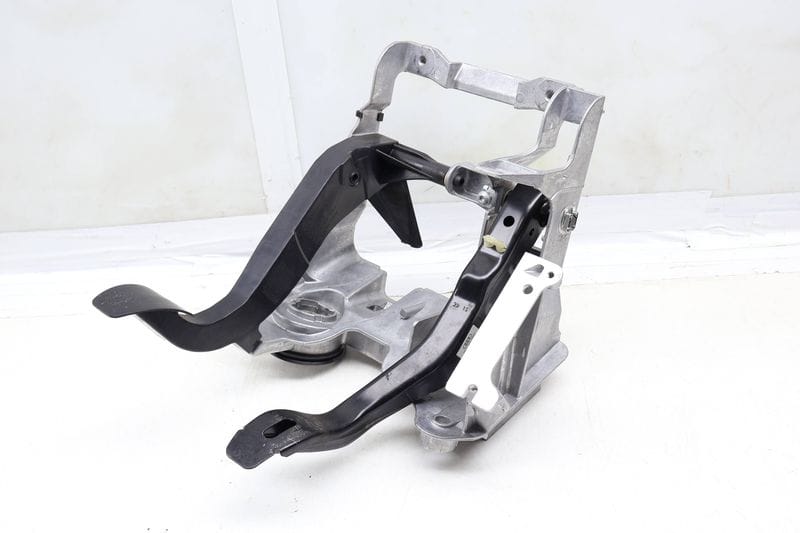 Manual Pedal Cluster Assembly 8K1721117 — Used (SKU 679868)