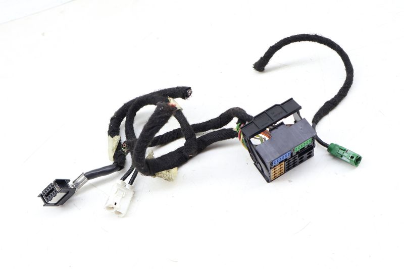Radio / Stereo / CD Unit Wiring Connector / Pigtail — Used (SKU 679665)
