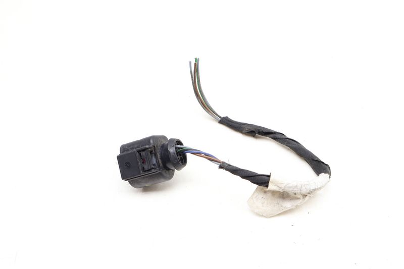 Outer Tail Light / Lamp Wiring Connector Pigtail — Used (SKU 637947)