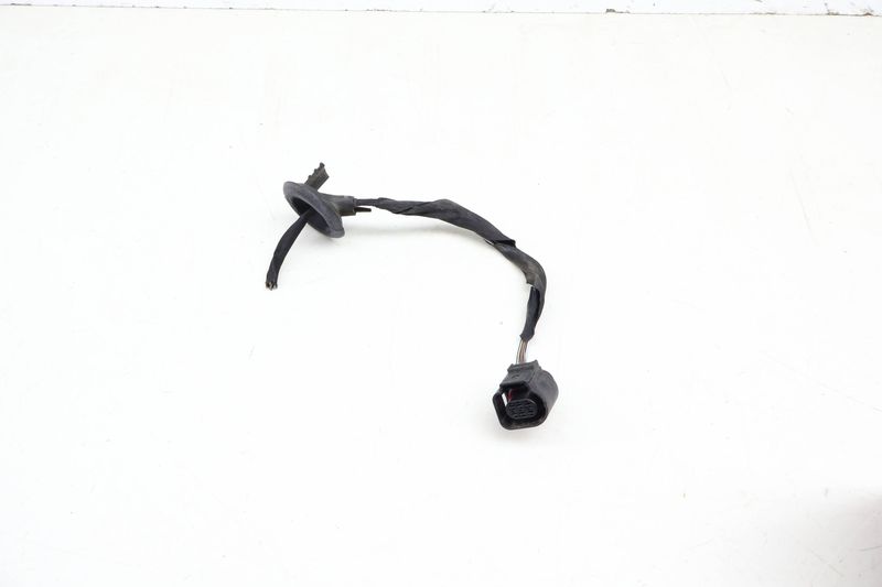 Outer Tail Light / Lamp Wiring Connector Pigtail — Used (SKU 696081)