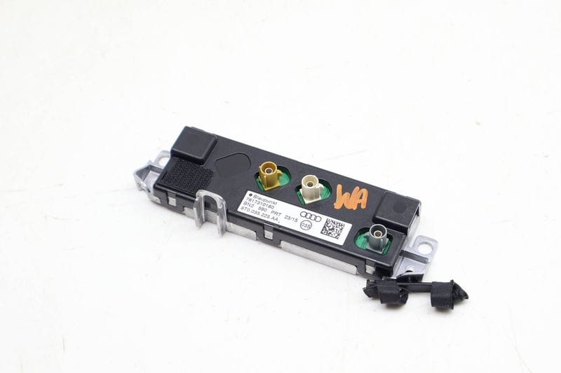 Antenna Booster 8T0035225AA — Used (SKU 695028)