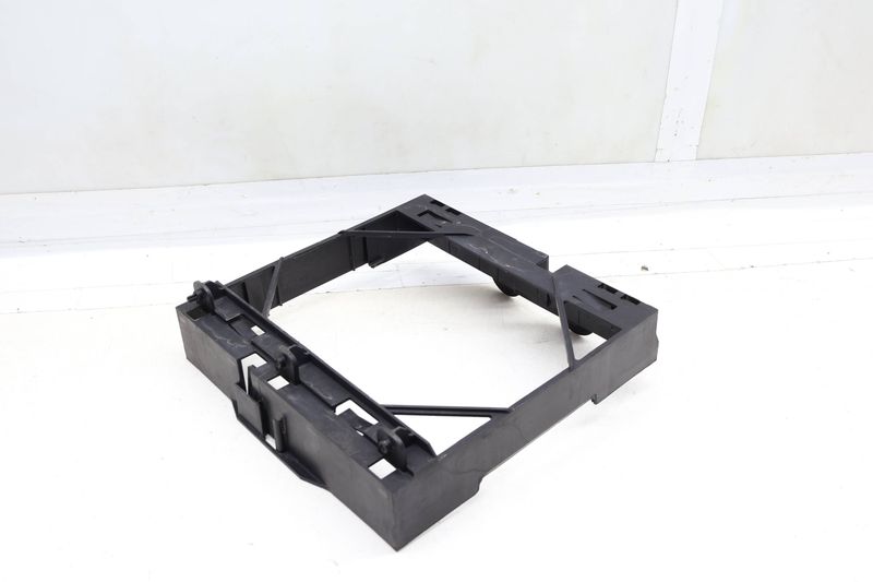 Auxiliary Radiator Cover / Bracket 17117572543 — Used (SKU 692444)