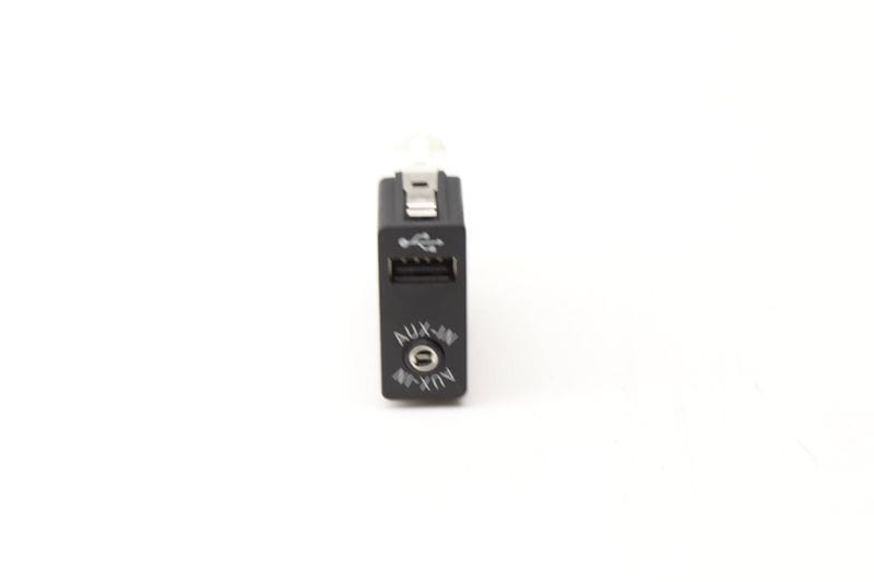 USB / AUX-IN Socket 84109237653 — Used (SKU 584048)