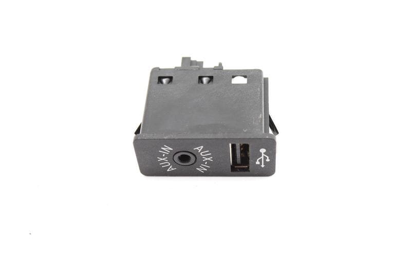USB / AUX-IN Socket 84109266607 — Used (SKU 504319)
