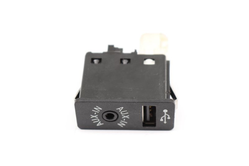 USB / AUX-IN Socket 84109266607 — Used (SKU 541946)