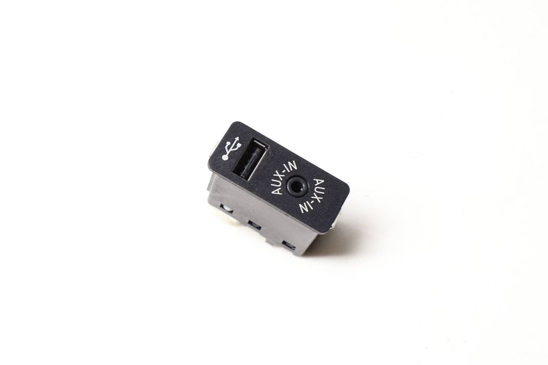 USB / AUX-IN Socket 84109266607 — Used (SKU 647385)
