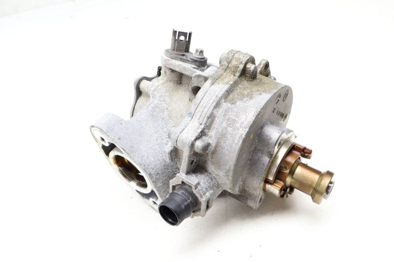 Engine Vacuum Pump 11668618897 — Used (SKU 642413)