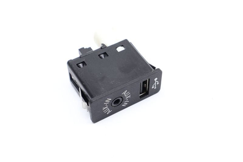 USB / AUX-IN Socket 84109266607 — Used (SKU 639136)