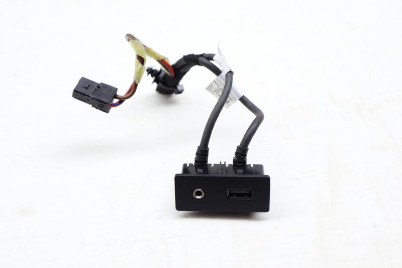 AUX-IN / USB Socket / Port 7PP035724D — Used (SKU 673324)