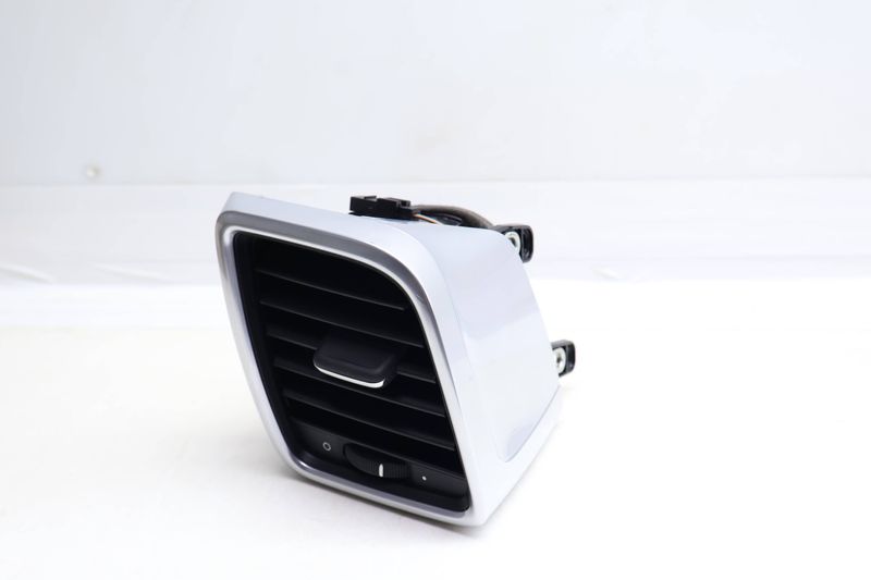Dash Air Vent 97055213101 — Used (SKU 673540)