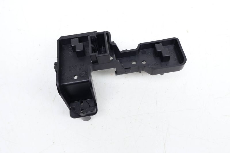 Inner Tail Light Bulb Holder / Socket 5GM945260A — Used (SKU 680099)