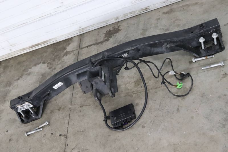 Bumper Reinforcement / Trailer Hitch Kit 7P6803881E — Used (SKU 593530)