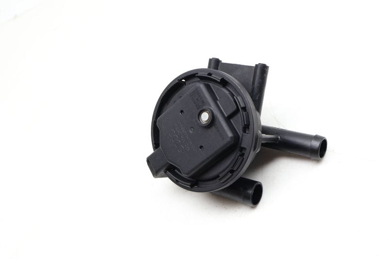 Leak Detection Pump / Pressure Switch 8K0906253K — Used (SKU 668232)
