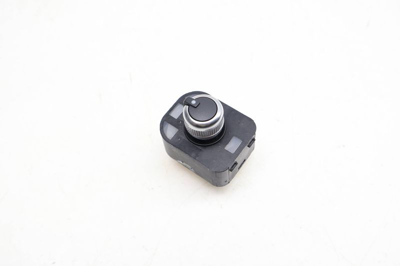 Side View Door Mirror Switch 8V0959565M — Used (SKU 668188)
