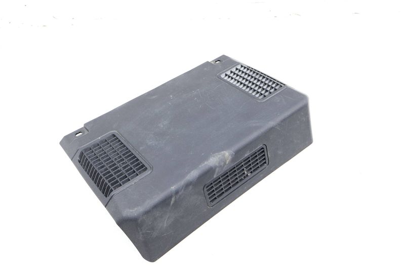 Stereo Amplifier / Amp Cover 8V0863051 — Used (SKU 668425)