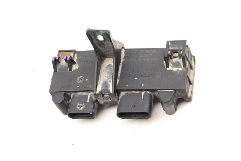 Trunk Control Module 3AA962243D — Used (SKU 431171)