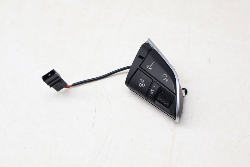 Steering Wheel Control Button / Switch 4H0951523H — Used (SKU 672223)