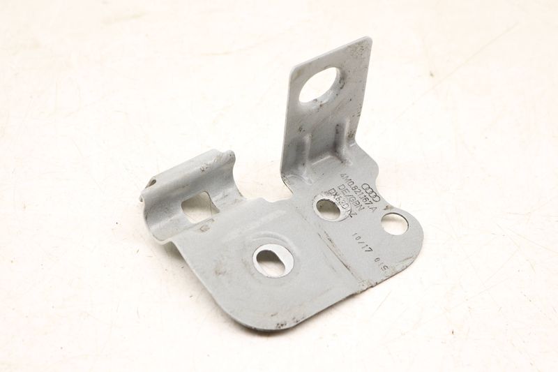 Fender Mount Bracket 4M0821167A — Used (SKU 532650)