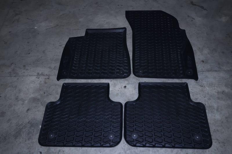 Complete Rubber Floor Mat Set 4M1061501 — Used (SKU 647195)