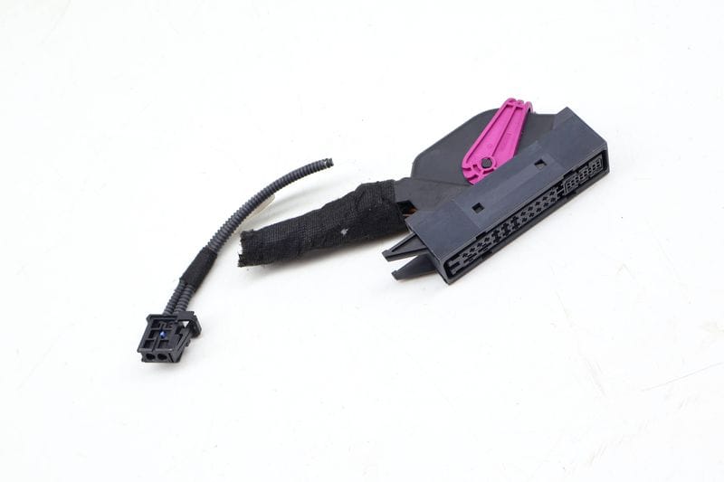 Stereo Amplifier / Amp Wiring Connector Pigtail 5K0971636 — Used (SKU 705032)