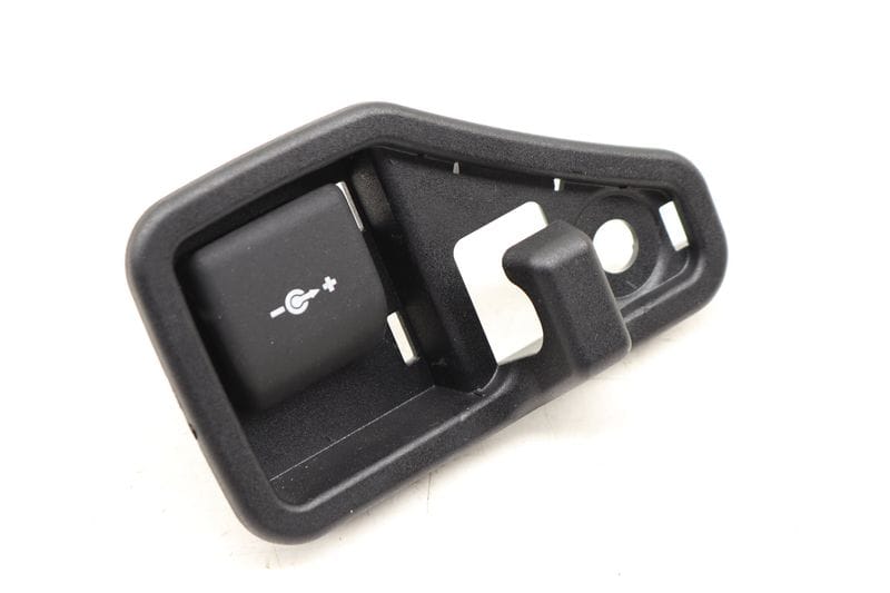Power Outlet w/ Trim 61346843098 — Used (SKU 498826)