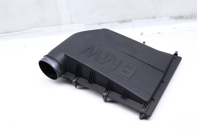 Engine Air Intake Duct / Housing (UPPER) 13717583725 — Used (SKU 666150)