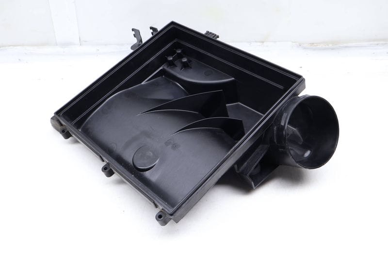 Engine Air Filter Housing / Box (LOWER) 13717583713 — Used (SKU 657133)