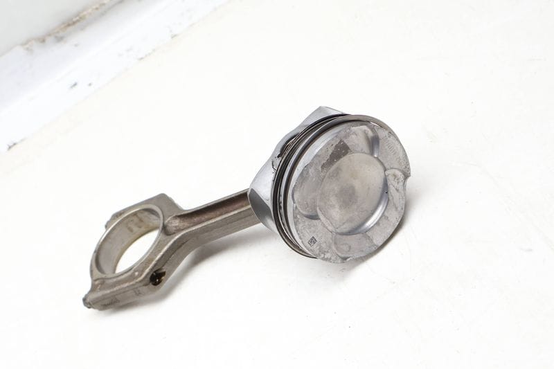 Piston / Connecting Rod 11258619196 — Used (SKU 667056)