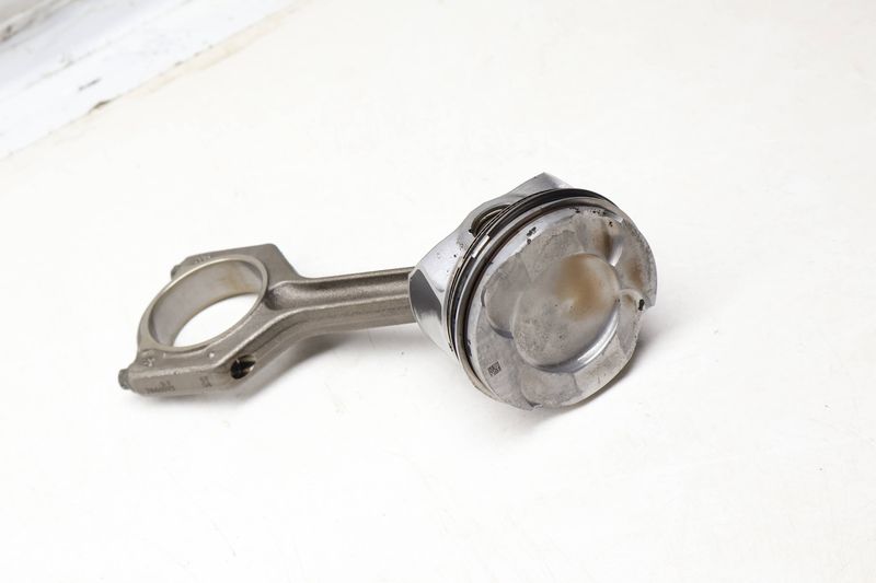 Piston / Connecting Rod 11258619196 — Used (SKU 667057)