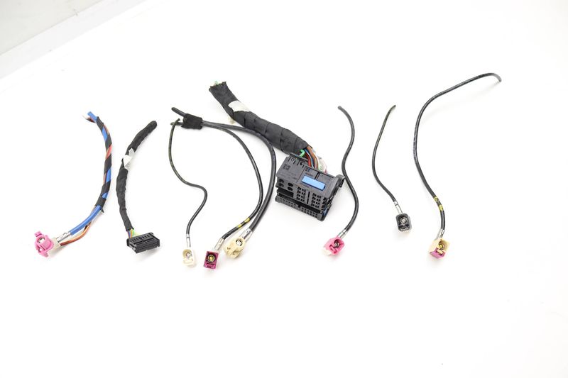 Radio / NAV Receiver Headunit Wiring Connector / Pigtail — Used (SKU 563254)