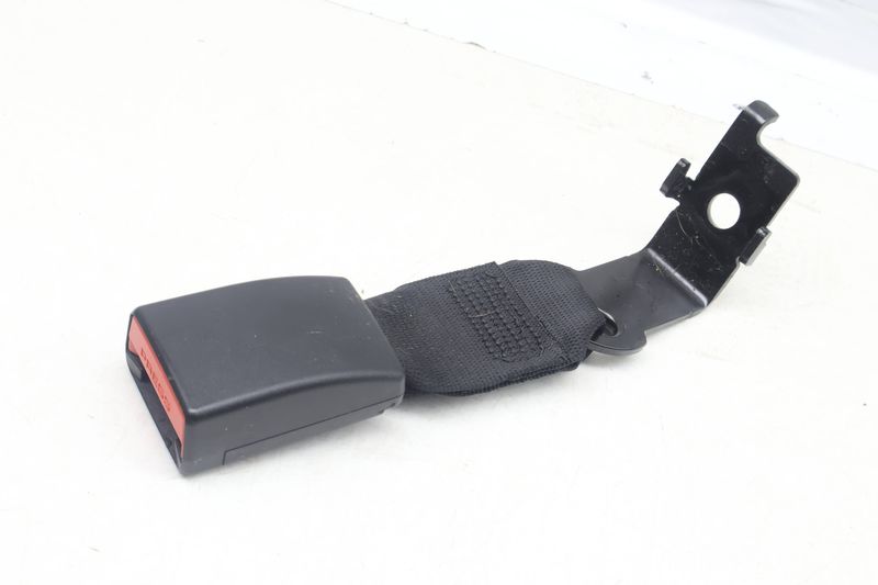 Center Seat Belt Buckle / Receiver 72117318063 — Used (SKU 656920)