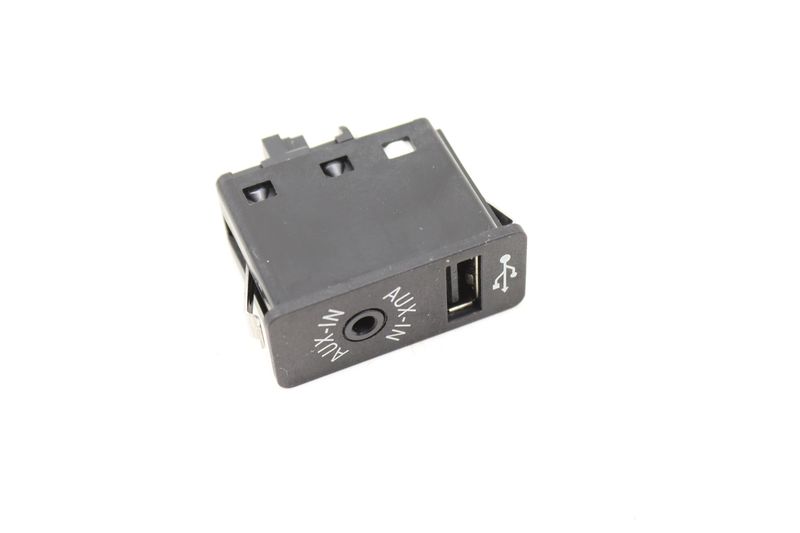 USB / AUX-IN Socket 84109266607 — Used (SKU 491015)