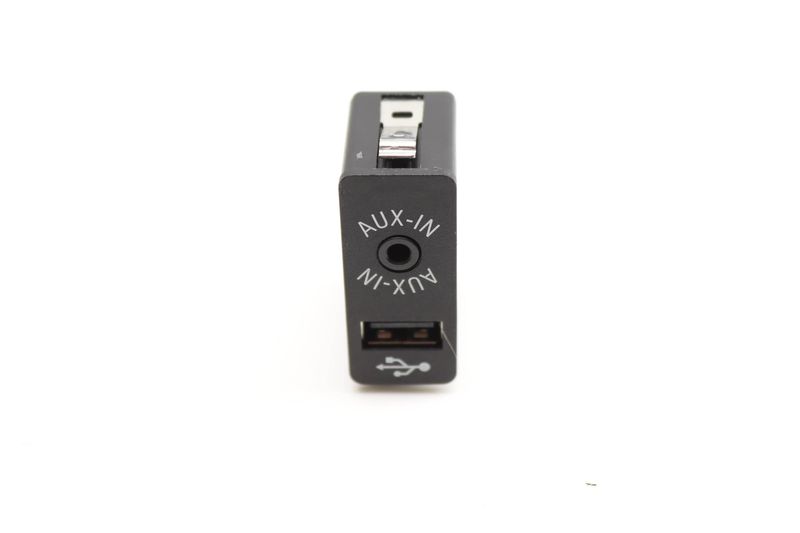 USB / AUX-IN Socket 84109266607 — Used (SKU 563458)
