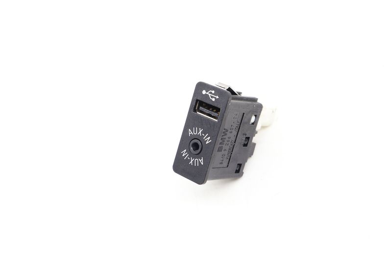 USB / AUX-IN Socket 84109266607 — Used (SKU 643929)