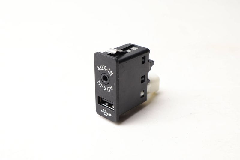 USB / AUX-IN Socket 84109266607 — Used (SKU 657076)