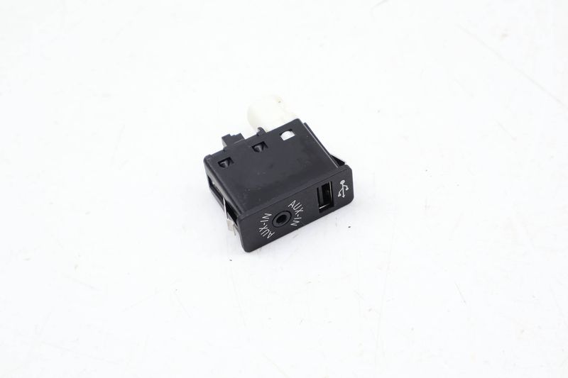 USB / AUX-IN Socket 84109266607 — Used (SKU 666854)