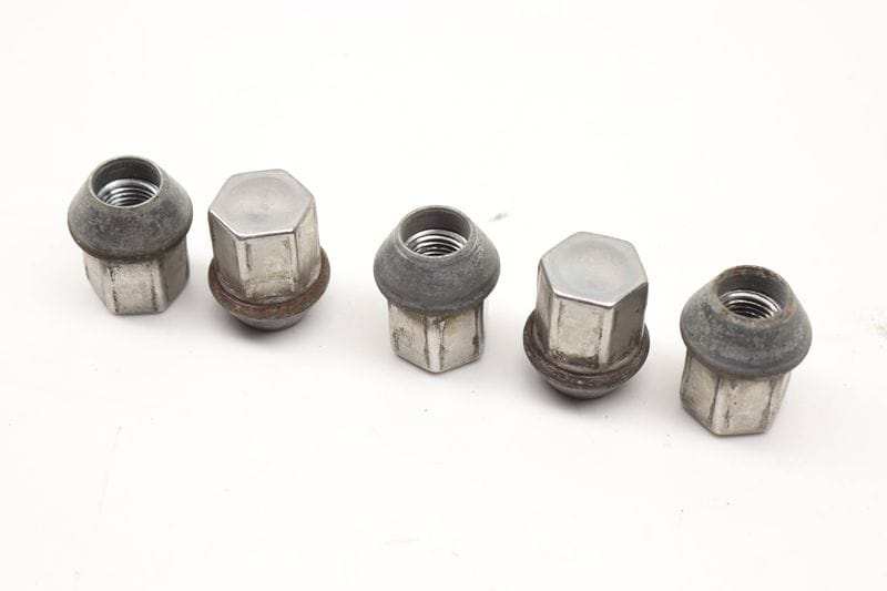 Wheel Bolt / Lug Nut Set (5) LR001381 — Used (SKU 581897)