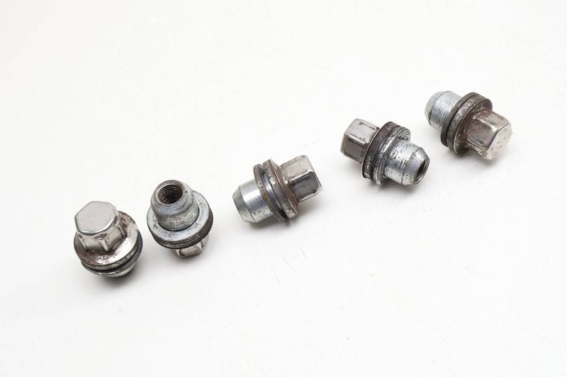Wheel Bolt / Lug Nut Set (5) LR068126 — Used (SKU 626794)