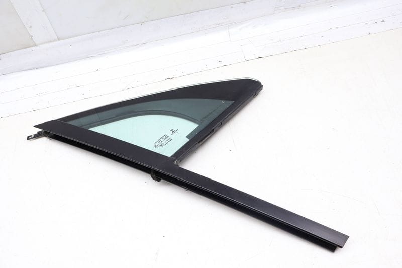 Side Door Window Glass 95B845114 — Used (SKU 700466)