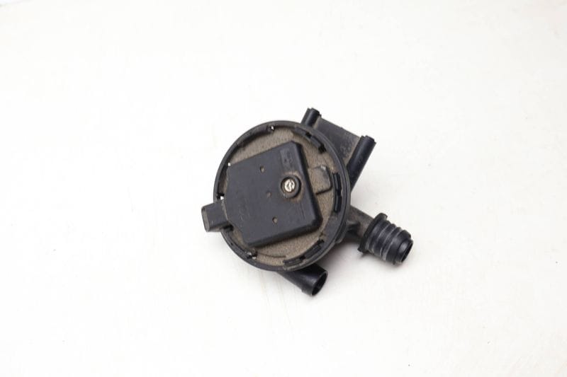 Leak Detection Pump / Pressure Switch 8K0906253L — Used (SKU 700494)