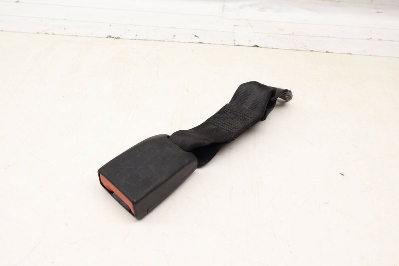 Center Seat Belt Buckle / Receiver 95B857740 — Used (SKU 700455)