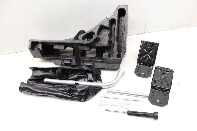 Tool Kit 95B012109A — Used (SKU 495938)