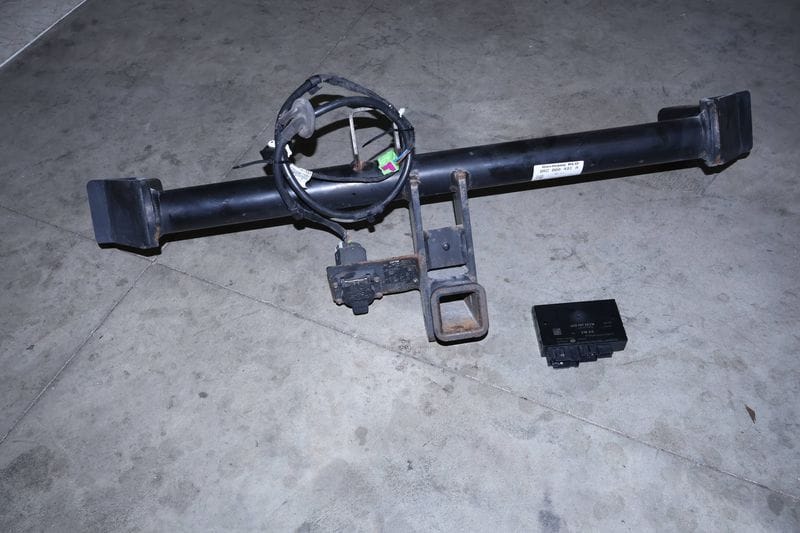 Tow / Trailer Hitch Assembly 8R0800491A — Used (SKU 664453)