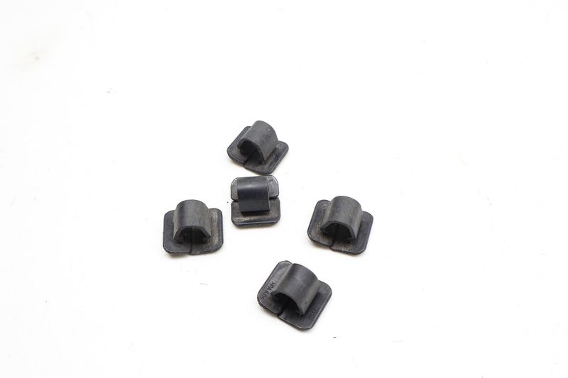 Hood Insulation / Sound Blanket Clip Set (5) 8E0863727A — Used (SKU 725934)